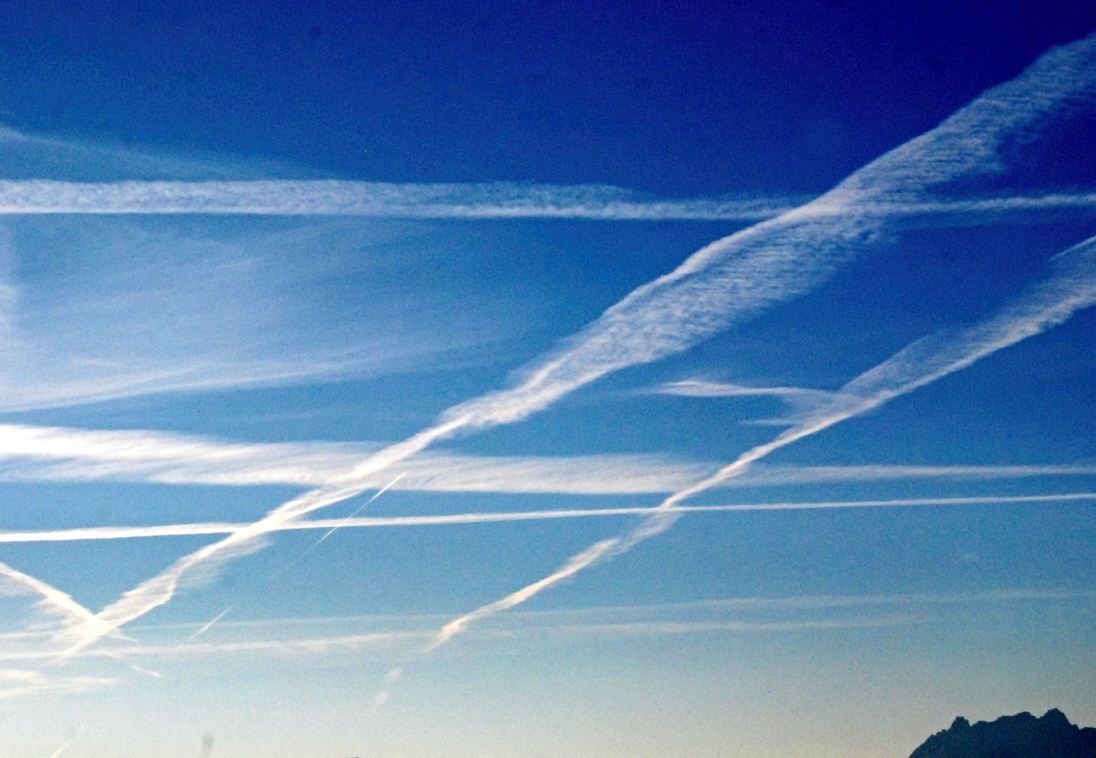 02. September 2023 - Himmelszeichen oder Flugspuren?
