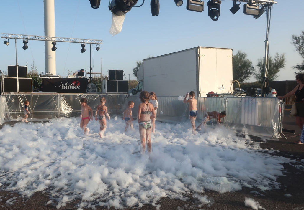 28. Juli 2024 - Fest gemauert in der Erden, steht die Form... Nicht aus Lehm gebrannt. Der 29. Juli 2024 - Schaumbad in der Abendsonne30. Juli 2024 - Wer hier nicht geniesst, ist ungeniessbar (Sinnspruch) Rest einer stolzen Palme.