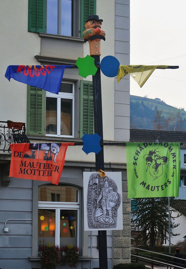 26. Januar 2018 - Statt Christbaum nun ein Narrenpfahl