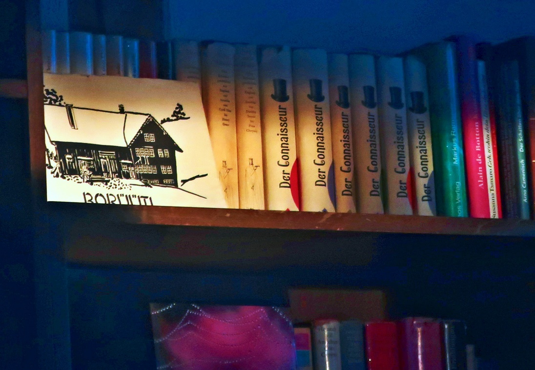 12. April 2022 - Wenn die Abendsonne durch einen Spalt ins Haus dringt, trifft sie ihre eigene Wahl