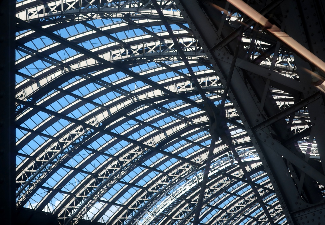 21. August 2023 - Konstruktion aus der Gründerzeit: Eisen und Glas. Bahnhofsarchitekur in Frankfurt.