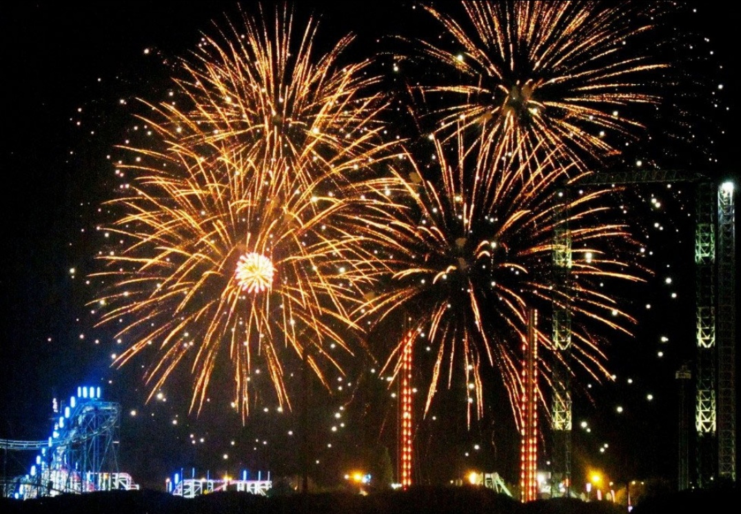 15. Juli 2015 - Feuerwerk, das nicht im Rauch erstickt. Präsentation geglückt