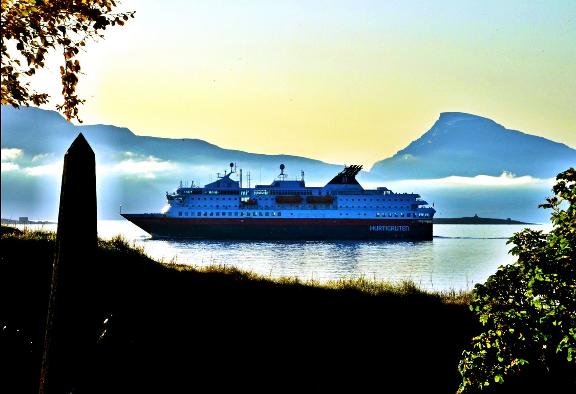26. September 2019 - Die Hurtigruten - das einstige Postschiff unterwegs bei Harstad (Vesteralen) - auf der Fahrt zu den Lofoten