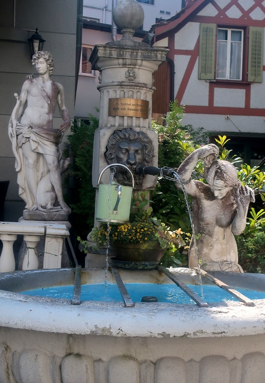 13. September 2023 - Für den Fall, dass dem Löwen-Faun die Puste ausgeht, steht die Spritzkanne bereit