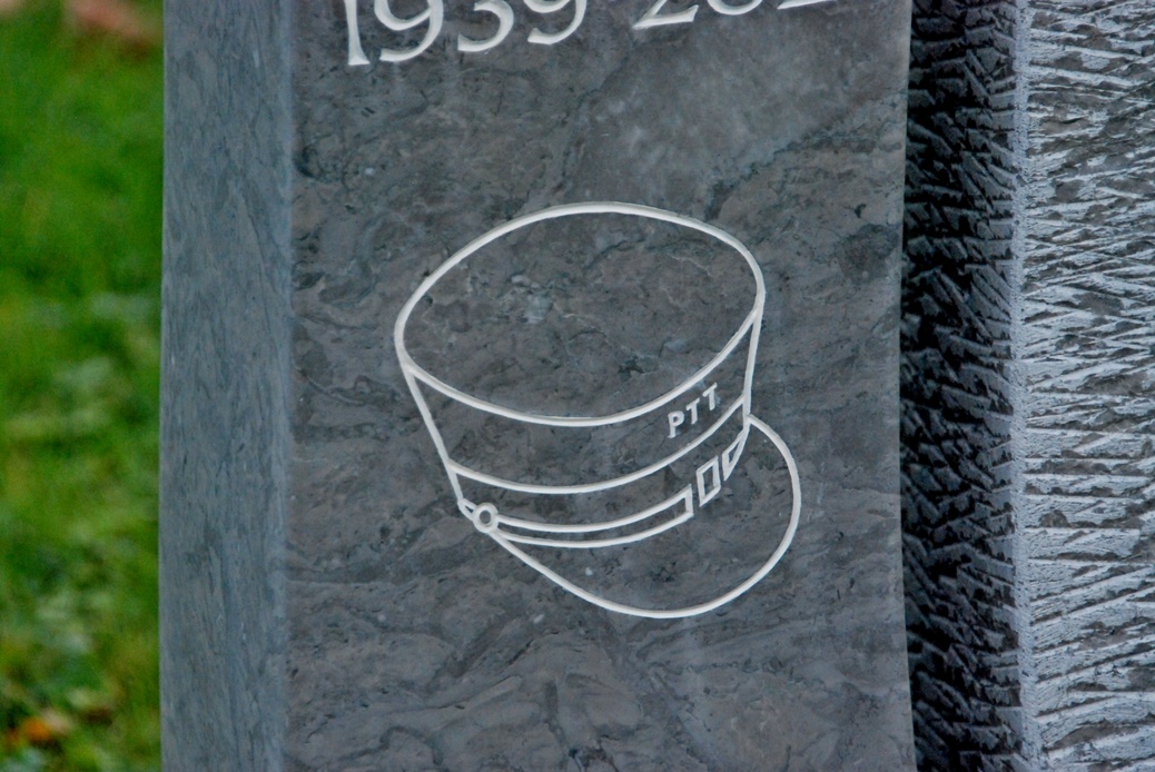 09. November 2023 - Grabstein. Hier ruht ein Mensch, der noch stolz auf seinen Beruf und seinen Arbeitgeber sein konnte