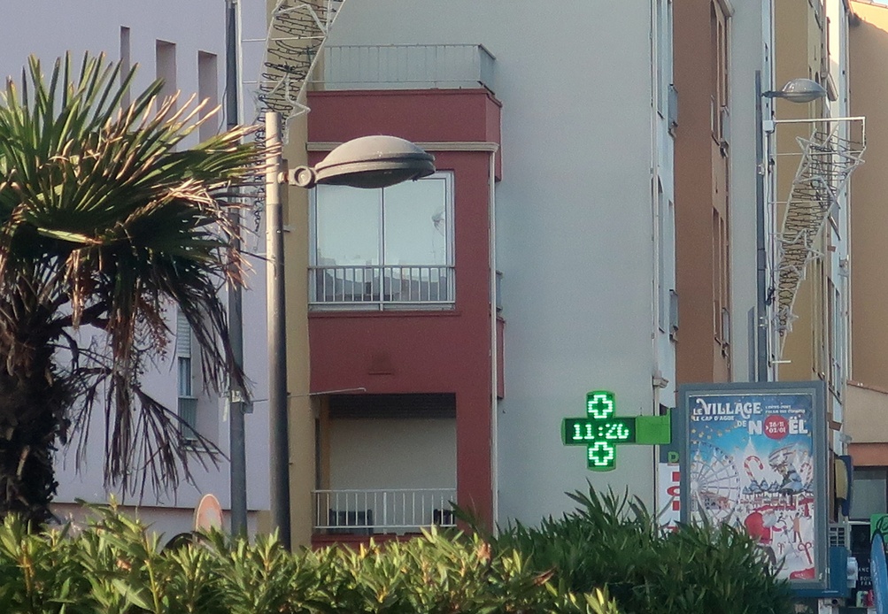 11. Januar 2023 . Noel - Weihnacht. Winterstimmung am Mittelmeer: Palme, Apothekte und Weihnachtsschmuck.