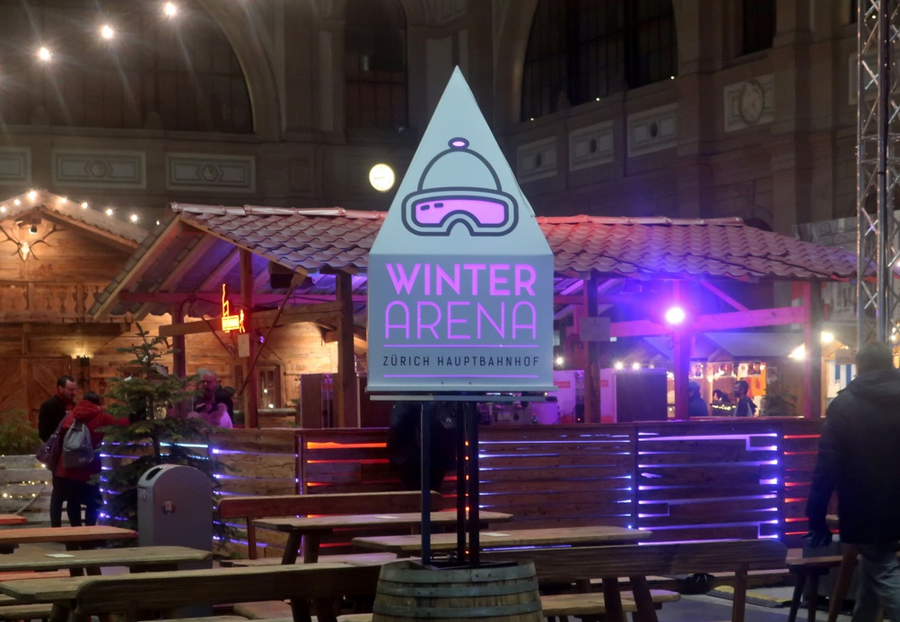 02. Februar 2023 - Winterarena. So richtig an den Winter glauben, mag man hier nicht - unter dem Dach im "Schermen"