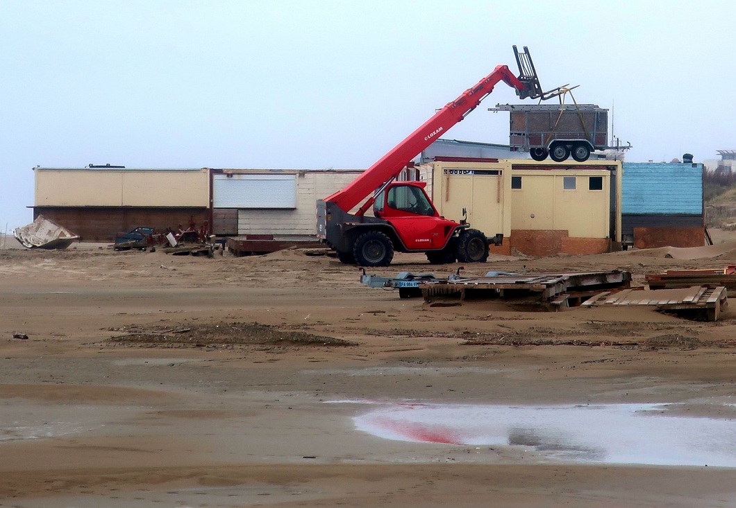 15. März 2022 - Auf Sand gebaut. Die Winterruhe ist vorbei. Les Plagistes bauen ihre Liegeplätze und Restaurants wieder auf
