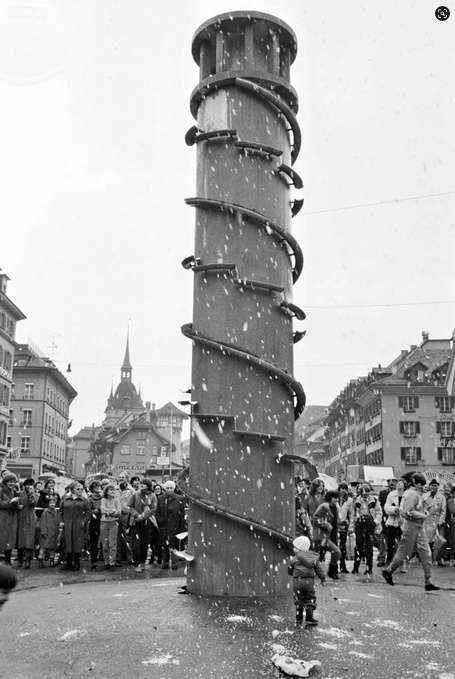 19. Mai 2023 - Oppenheim-Brunnen in Bern. 1983 aufgestellt. NZZ-Schlagzeile damals: "Betonsäule des Anstosses". Heute?