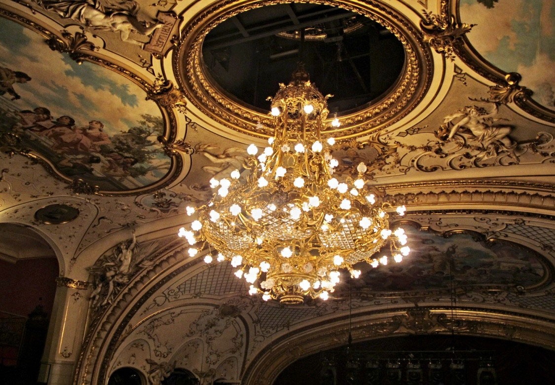 09. Juli 2014 - 120 Lampen, 900 Kilogramm Gewicht - der Leuchter im Opernhaus