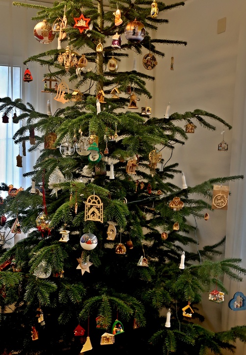 04. Dezember 2022 - Krippenbaum mit mehr als 100 Kleinkrippen