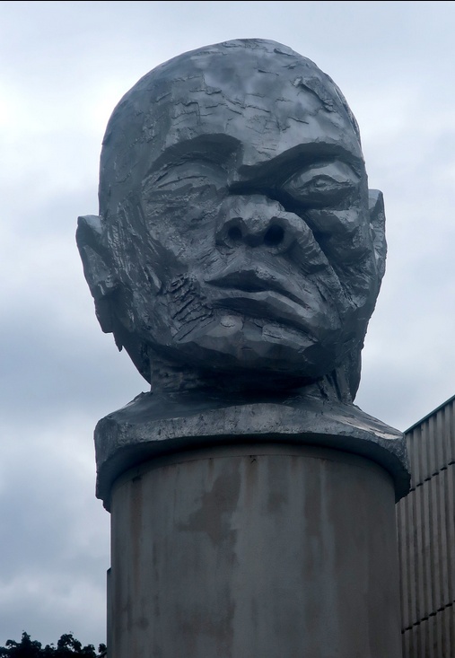 30. August 2021 - Mahnmal "Janus", ein Kopf mit zwei Gesichtern - Krieg und Frieden - von Kader Attia (Heimplatz Zürich)