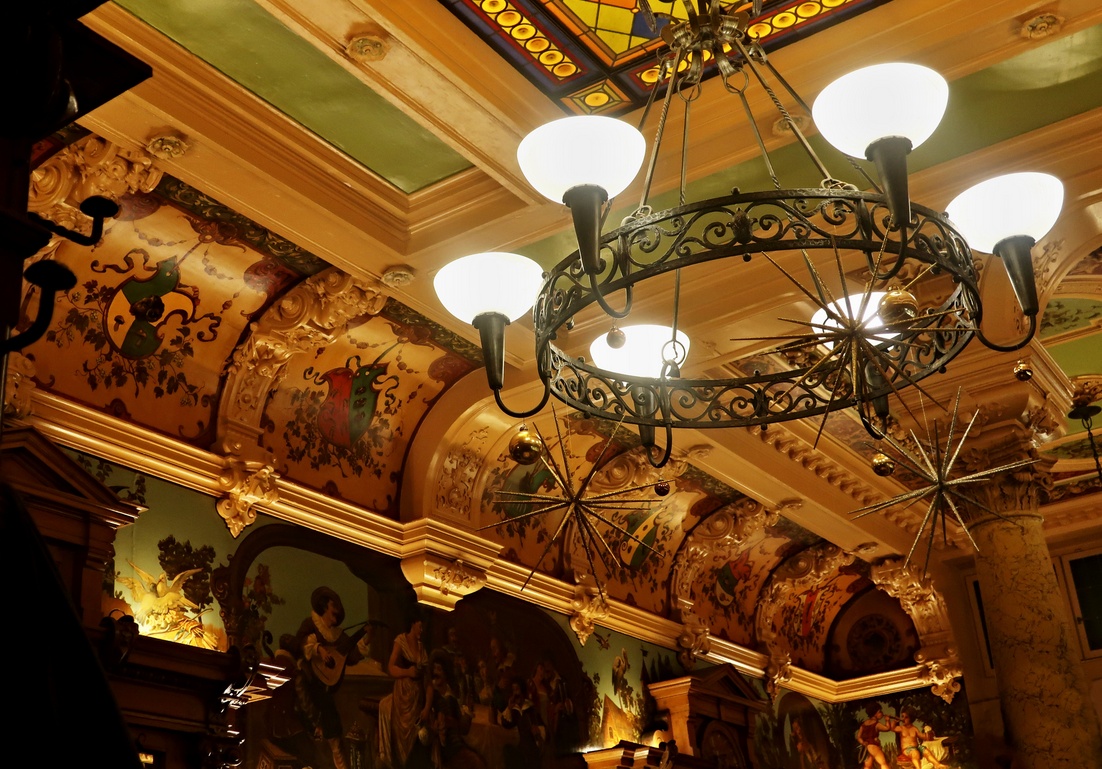 22. Dezmber 2019 - Einst Bierhalle, heute gepflegtes Restaurant, noch so wie es 1888 ausgeschmückt wurde, im Stil einer Münchner Bierhalle jener Zeit.