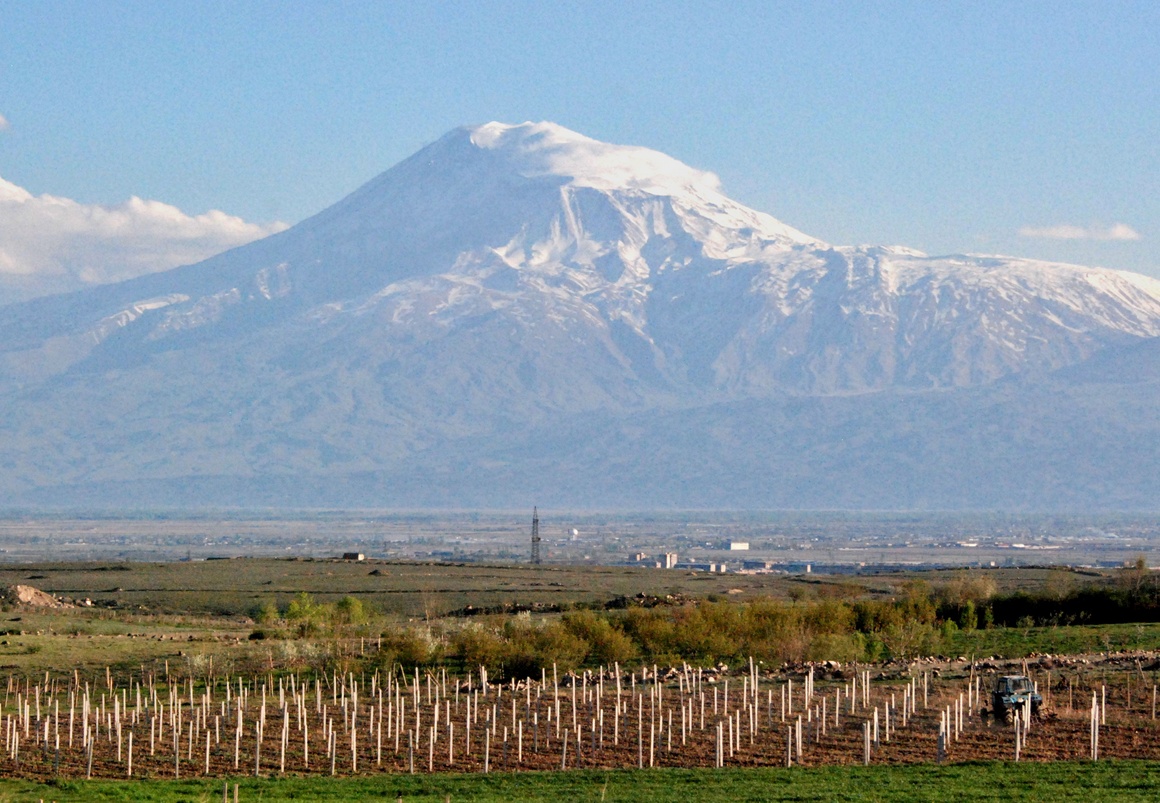 26. April 2017 - Frage an Radio Eriwan: Ist der Berg Ararat das Wahrzeichen Armeniens? Antwort: Im Prinzip ja, doch er liegt in der Türkei.
