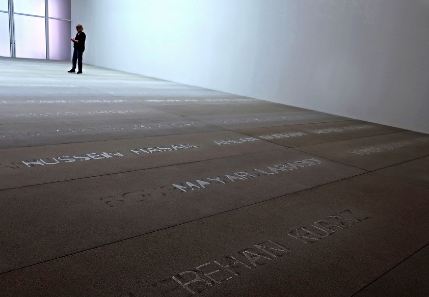 30. März 2023 - Palimpsest - die eindrückliche Installation der kolumbianischen Künstlerin Doris Salcedo, die mit diesem Werk den im Meer ertrunkenen Flüchtlingen gedenkt
