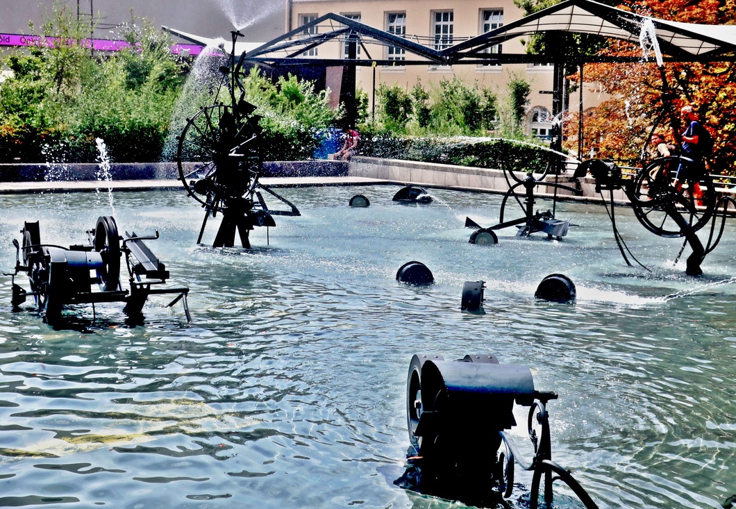 18. August 2023 - Wasser, Blech und Eisen bricht, aber unsere Liebe nicht... alles, alles, alles geht vorbei, doch wir sind uns treu... (Tinguely, Drafi Deutscher)
