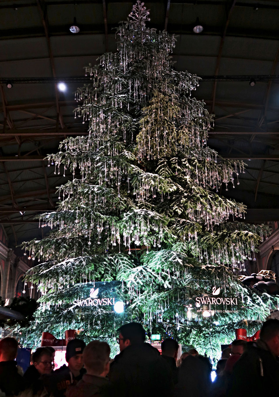 24. Dezember 2017 - Baum trägt Modeschmuck