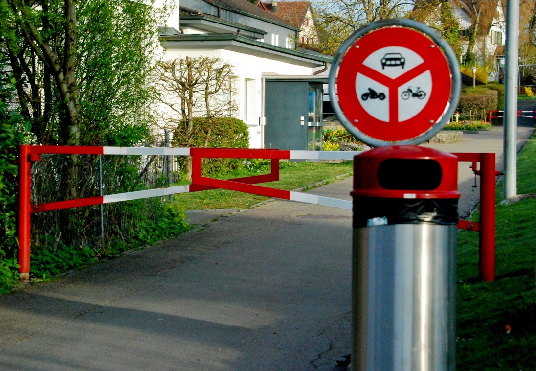 20. April 2022 - Verboten ist, sich mit Auto und Töff durch die engen Schranken zu zwängen