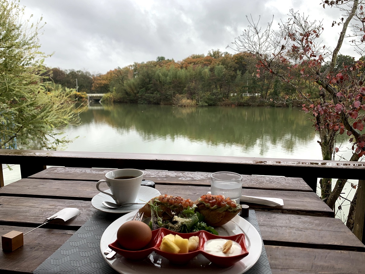 モーニングハンター 上志段味にある 池のほとりのカフェ でモーニング 素晴らしい景色にワンちゃんも大満足 12 11 洋風イングリッシュガーデン お庭リフォームは柴垣グリーンテック モーニングハンター 上志段味にある 池のほとりのカフェ でモーニング 素晴らしい景色にワンちゃんも大満足 12 11 洋風イングリッシュガーデン お庭リフォームは柴垣グリーンテック