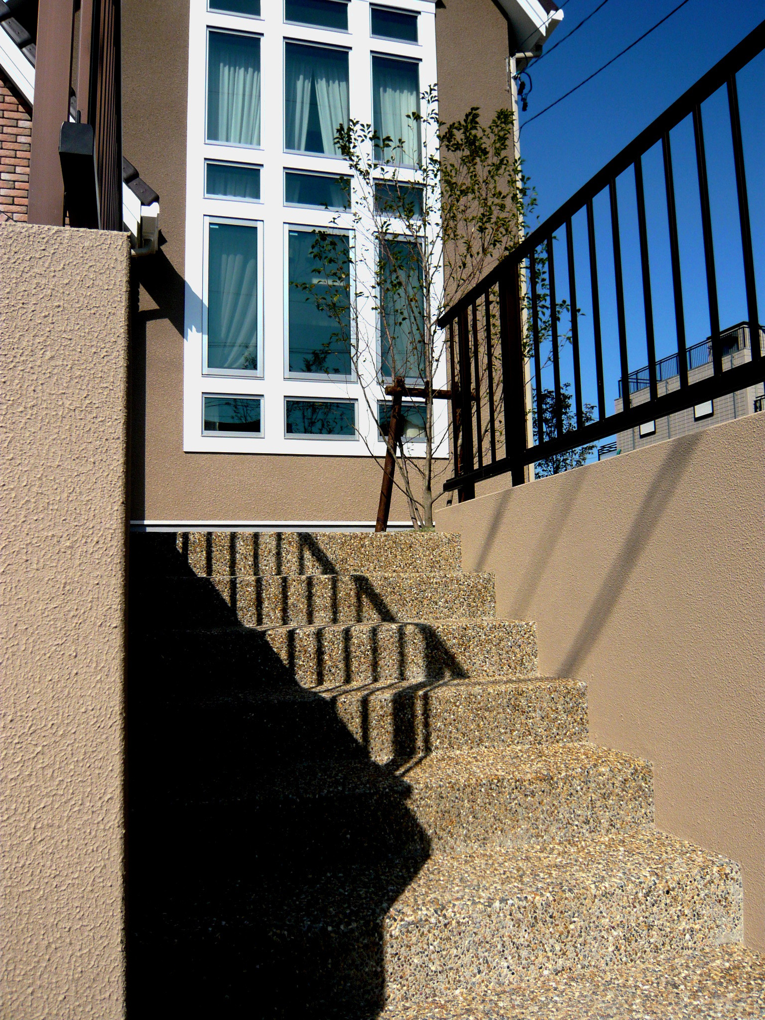 実はすごい技術 今ではほとんどやらない階段蹴上の洗い出し仕上げを見よ 14 3 26 洋風イングリッシュガーデン お庭リフォームは柴垣グリーンテック