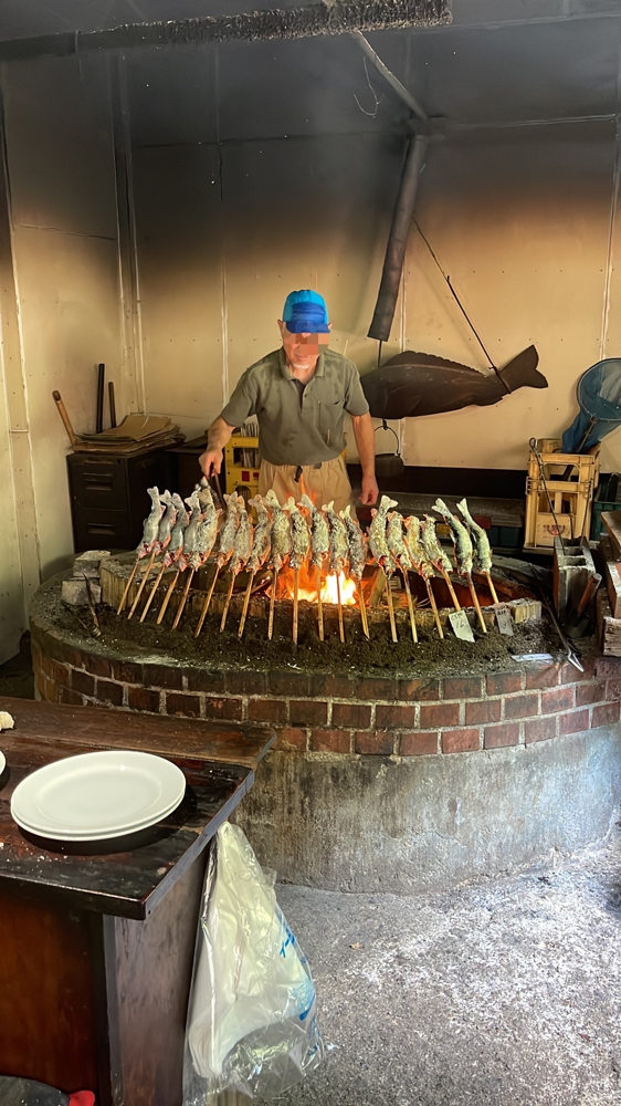 上川養鱒場さんの囲炉裏で焼く鱒！