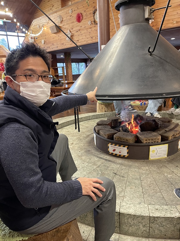 地球村 室内にある焚き火