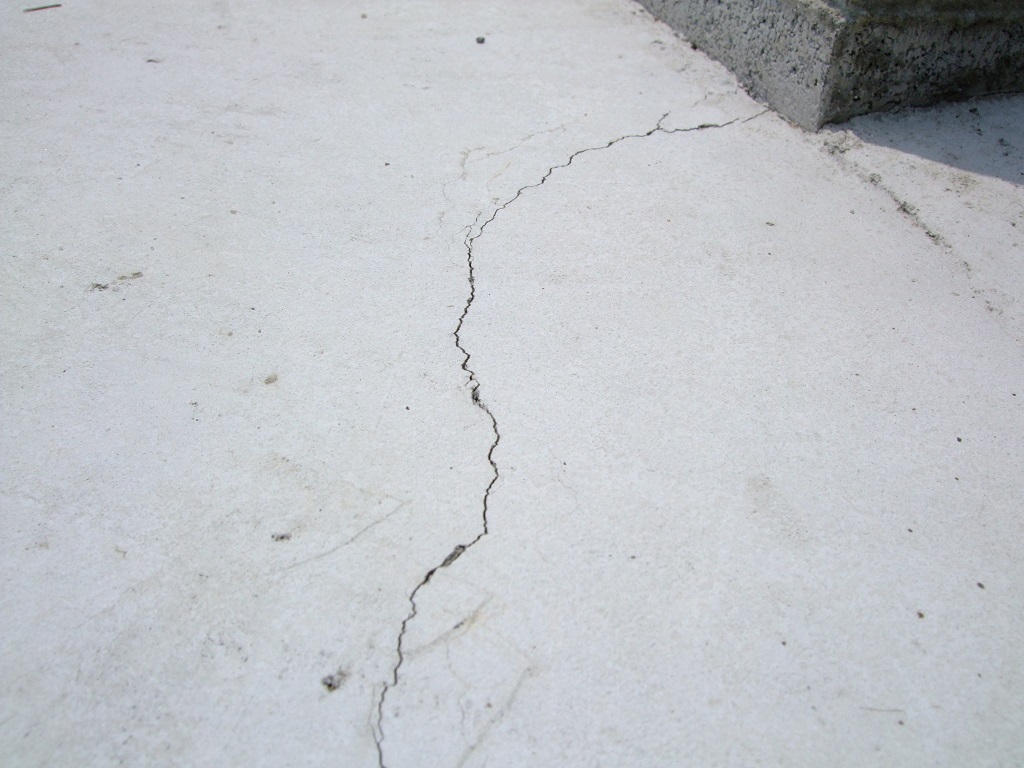 ひび割れ コンクリート表面にうっすらとひび割れが出来たので補修してみた 18 5 28 洋風イングリッシュガーデン お庭リフォームは柴垣グリーンテック ひび割れ コンクリート表面にうっすらとひび割れが出来たので補修してみた 18 5 28 洋風イングリッシュガーデン お庭リフォームは柴垣グリーンテック