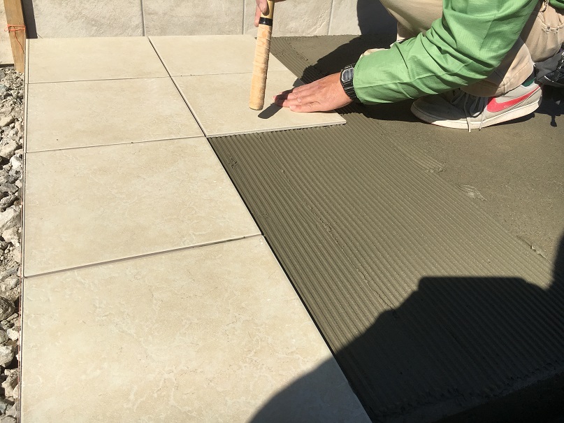 アプローチタイル貼り工事の様子をご紹介 18 4 洋風イングリッシュガーデン お庭リフォームは柴垣グリーンテック