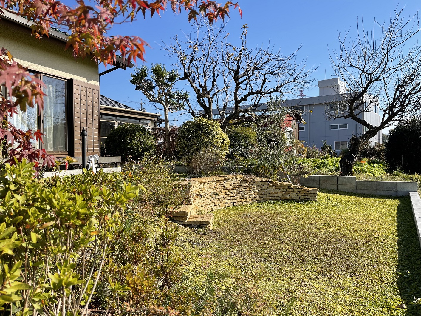 【ドライストーンウオーリング】春日井市のお庭に作った天然石ベンチの作り方　2022-2-24
