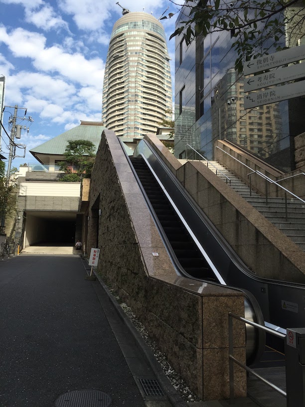 お寺さんにもこんな凄いエスカレーターがついている。東京は凄い！！！