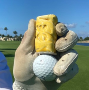 Dans un golf, sur les îles Caïman ...