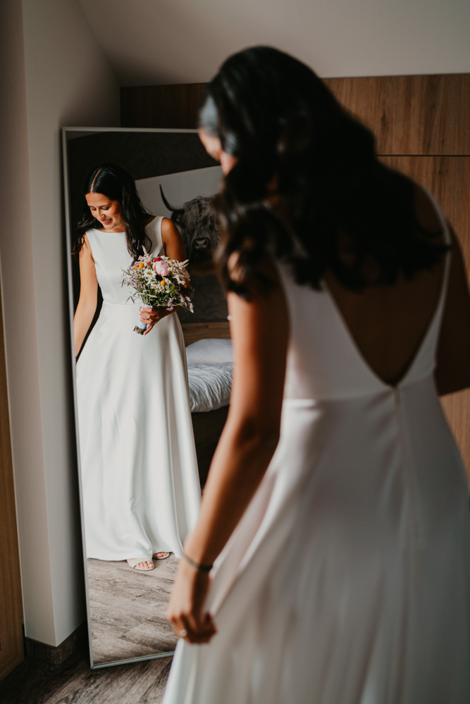 Braut im Brautkleid im Hotelzimmer