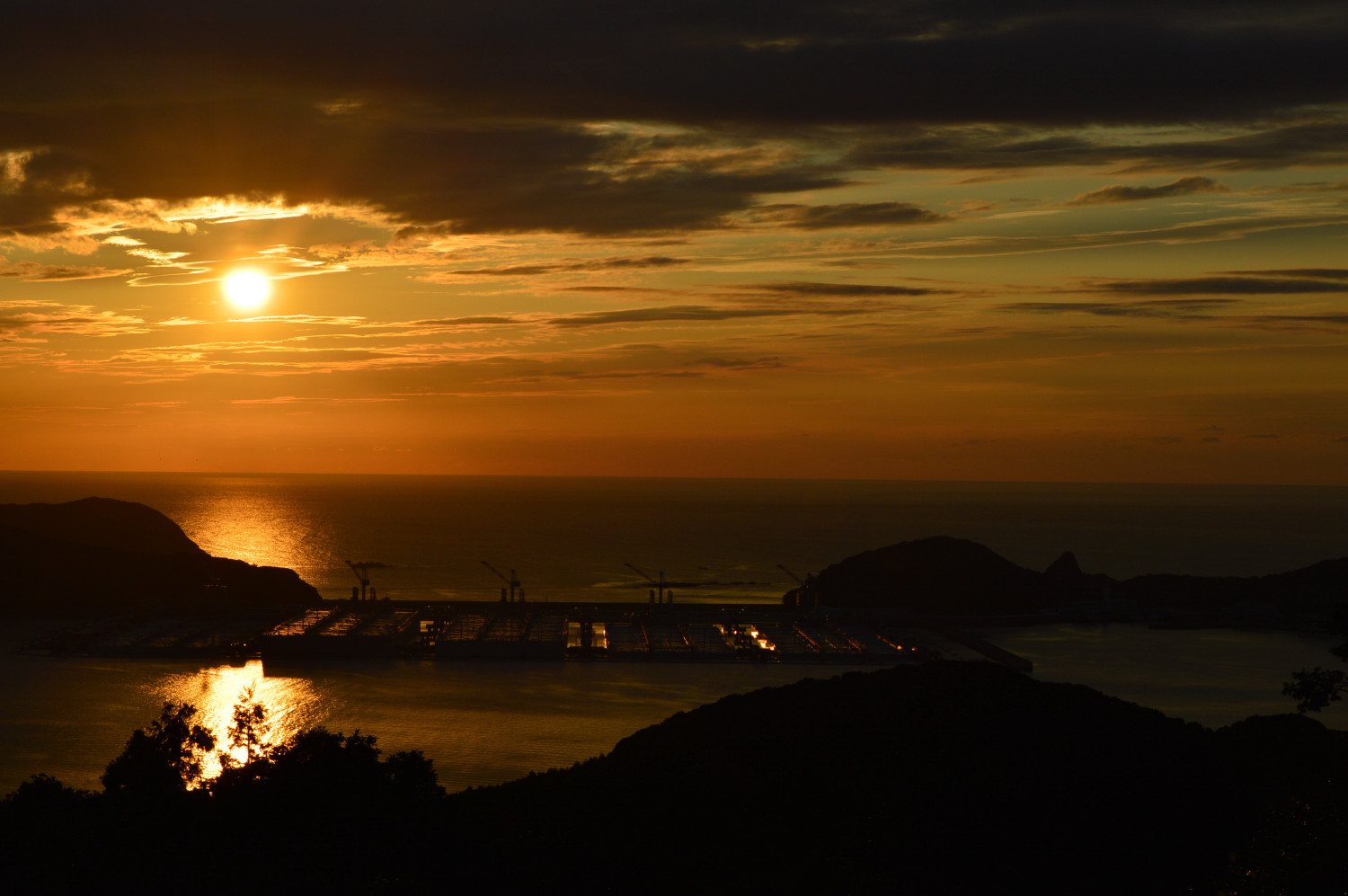 石油備蓄基地と夕日
