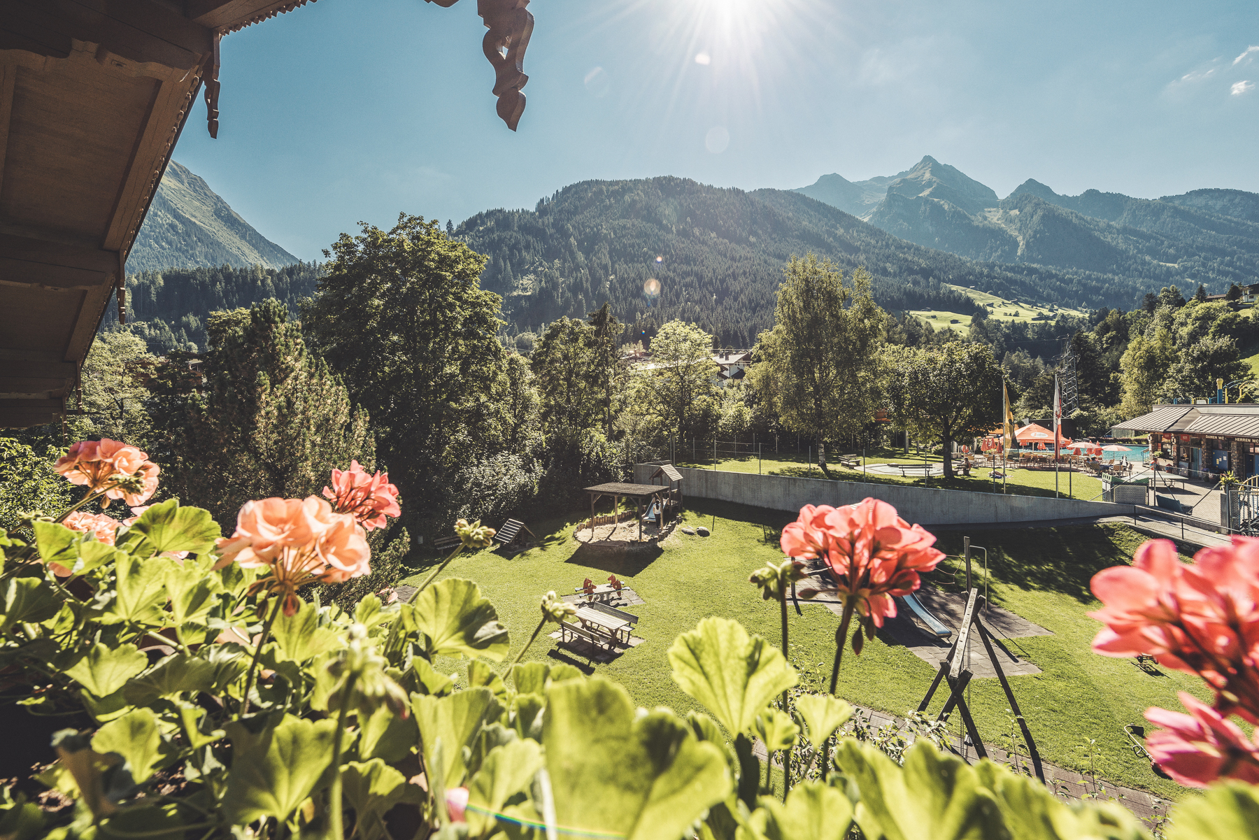 Aussicht auf Berge mit Balkonblumen von Sitzecke Ferienwohnung Finkenberg - Brückenhof