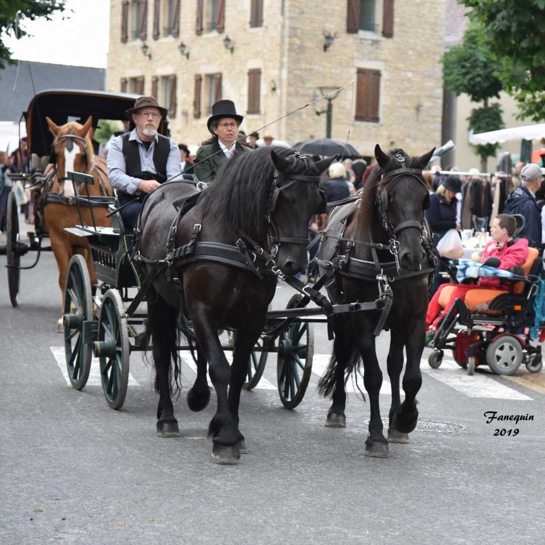 Défilé de calèches de 1900 à Villeneuve d'Aveyron - 