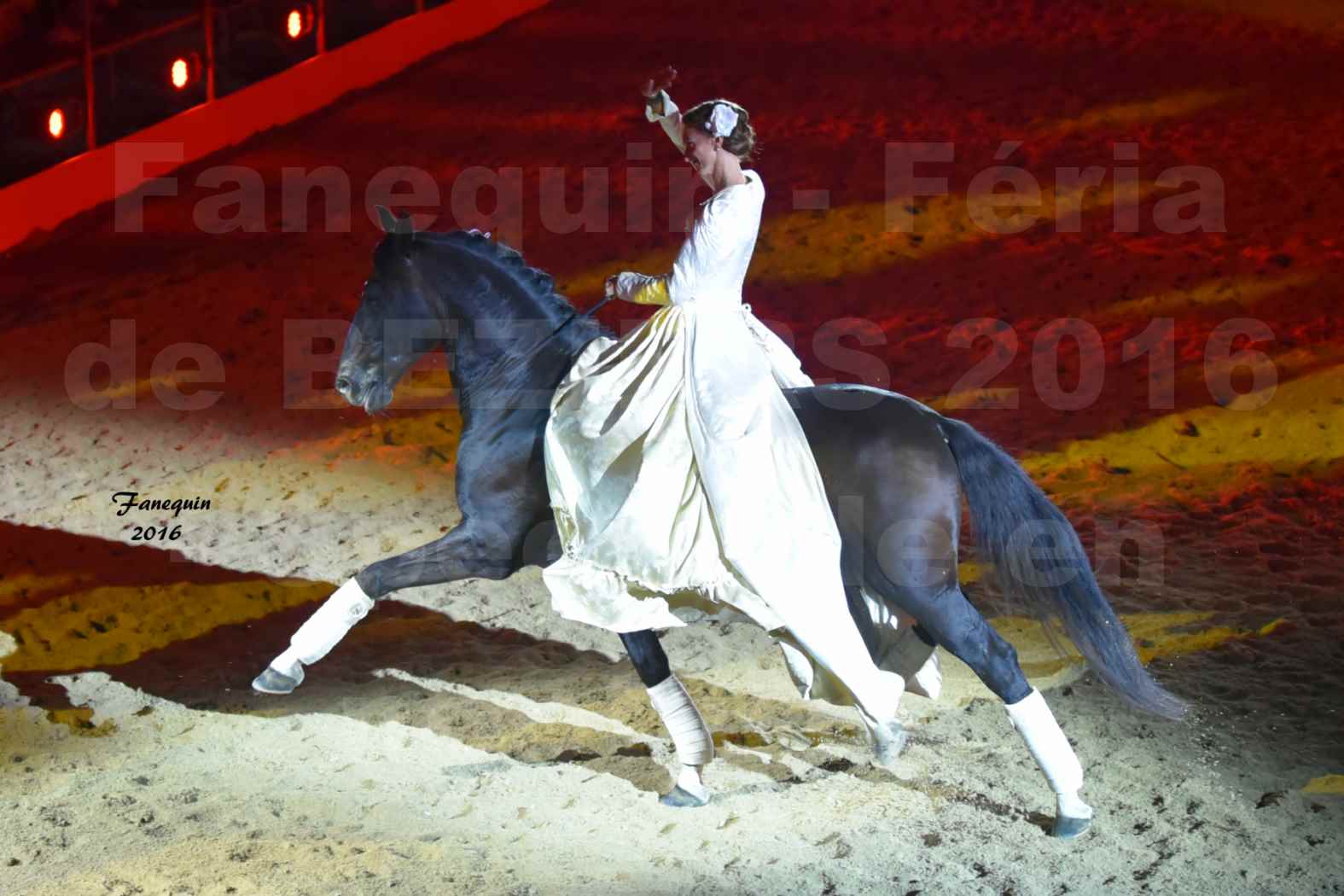 Féria de BEZIERS 2016 - Spectacle en nocturne - Cavalière en reprise de haute école - Lundi 15 Août 2016 - 24