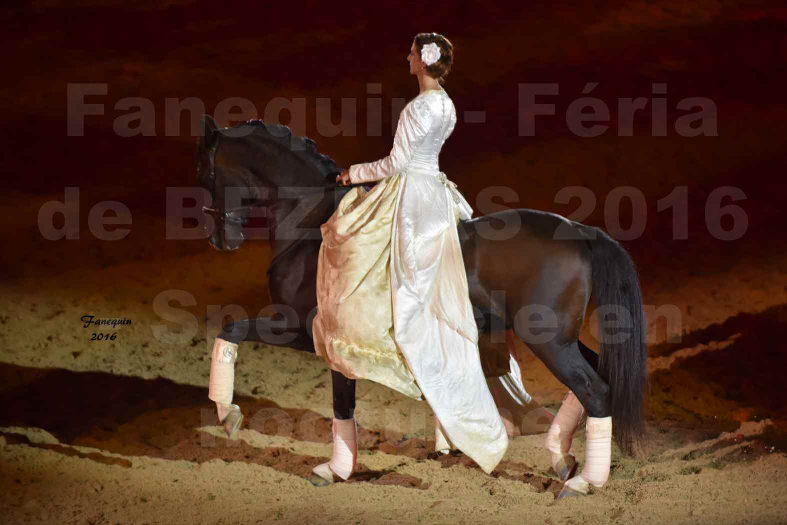 Féria de BEZIERS 2016 - Spectacle en nocturne - Cavalière en reprise de haute école - Lundi 15 Août 2016 - 01