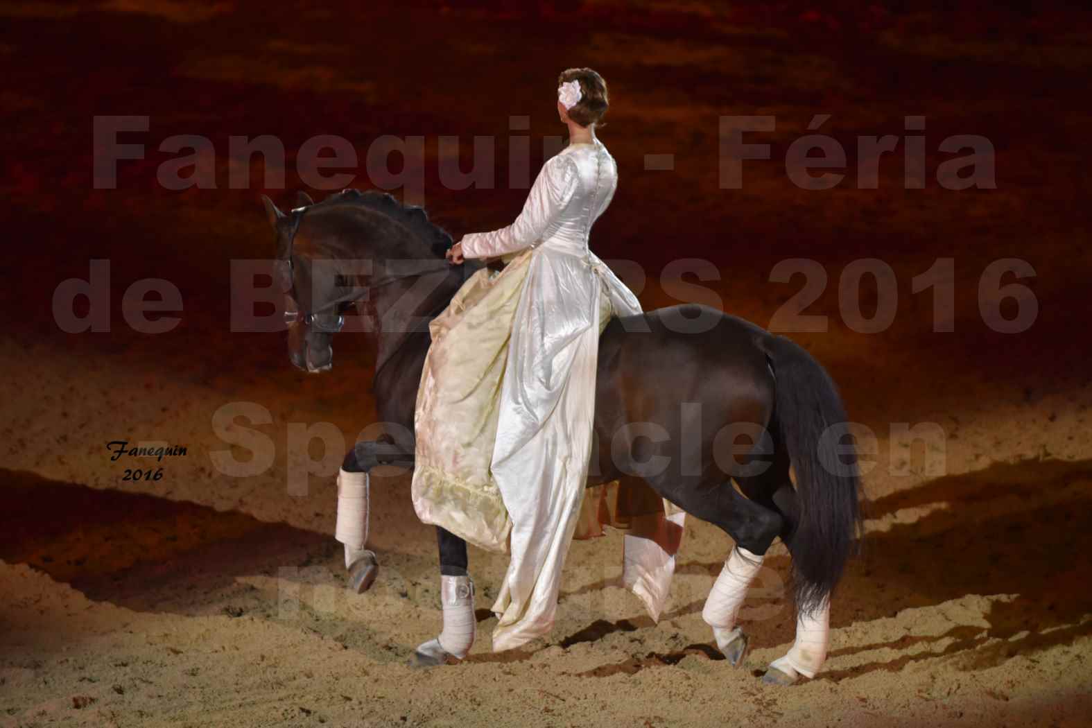 Féria de BEZIERS 2016 - Spectacle en nocturne - Cavalière en reprise de haute école - Lundi 15 Août 2016 - 04