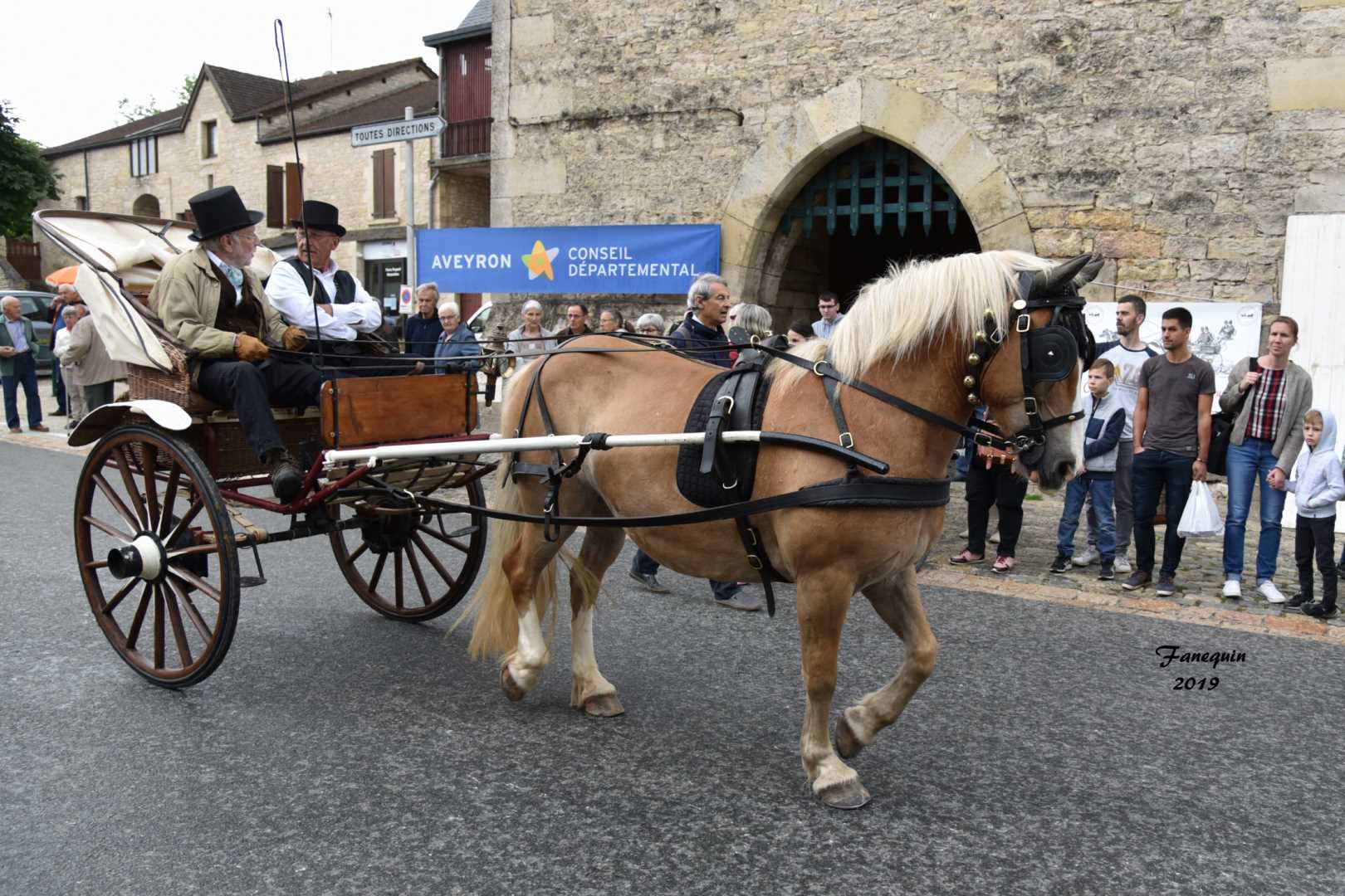 Défilé de calèches de 1900 à Villeneuve d'Aveyron - 