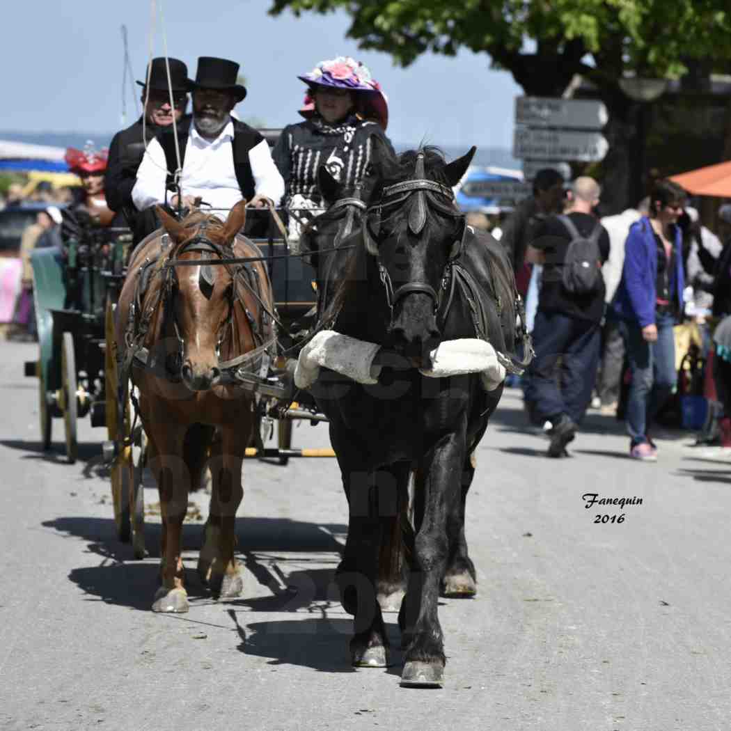 Défilé de calèches de 1900 dans les rues de Villeneuve d'Aveyron le 15 mai 2016 - Attelage en arbalète de 3 chevaux - calèche 4 roues - 4