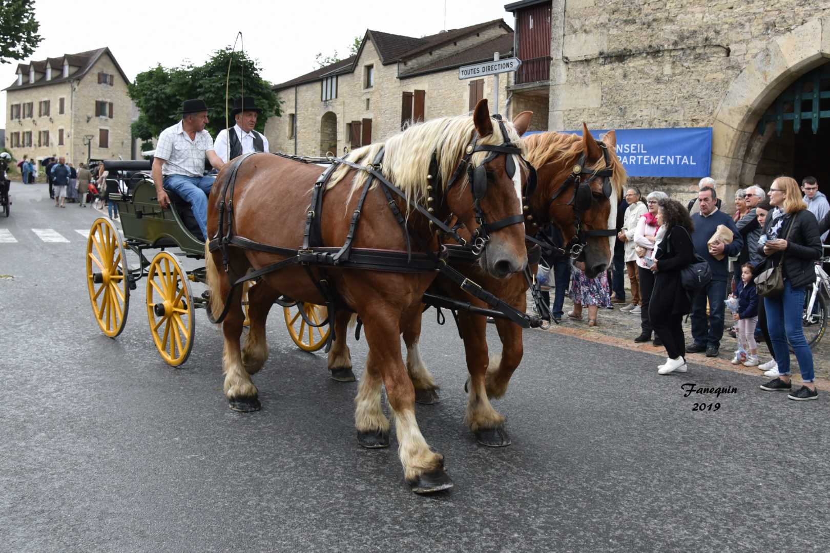 Défilé de calèches de 1900 à Villeneuve d'Aveyron - 