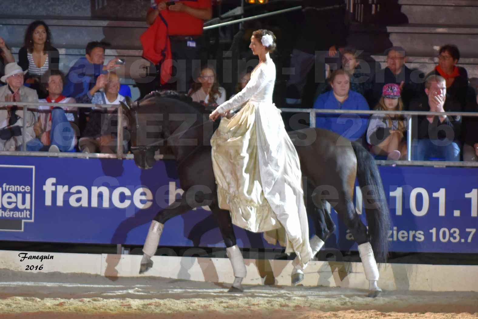 Féria de BEZIERS 2016 - Spectacle en nocturne - Cavalière en reprise de haute école - Lundi 15 Août 2016 - 05