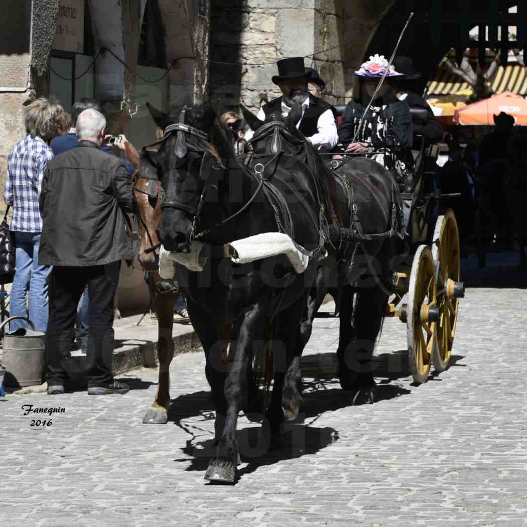 Défilé de calèches de 1900 dans les rues de Villeneuve d'Aveyron le 15 mai 2016 - Attelage en arbalète de 3 chevaux - calèche 4 roues - 6