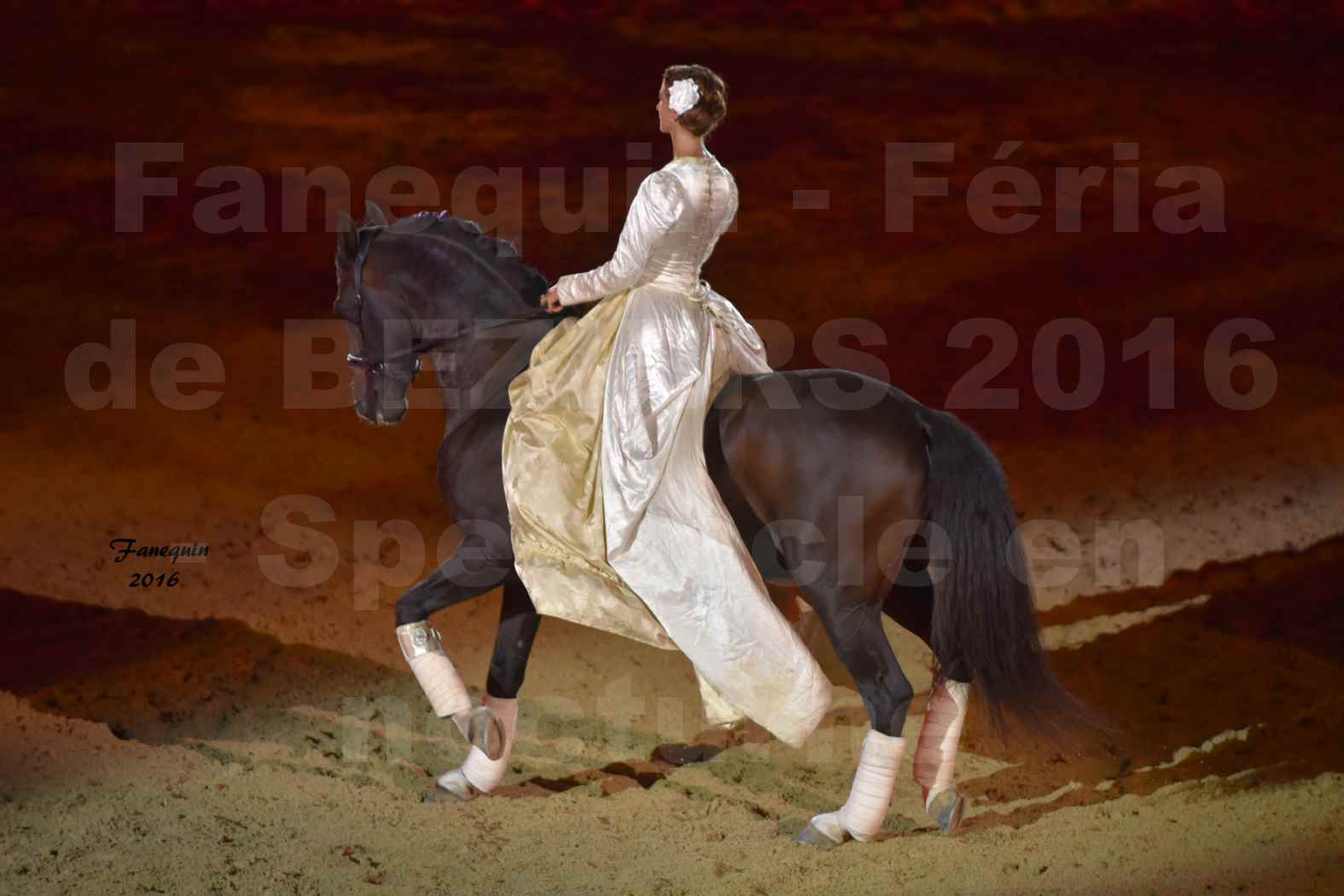 Féria de BEZIERS 2016 - Spectacle en nocturne - Cavalière en reprise de haute école - Lundi 15 Août 2016 - 03