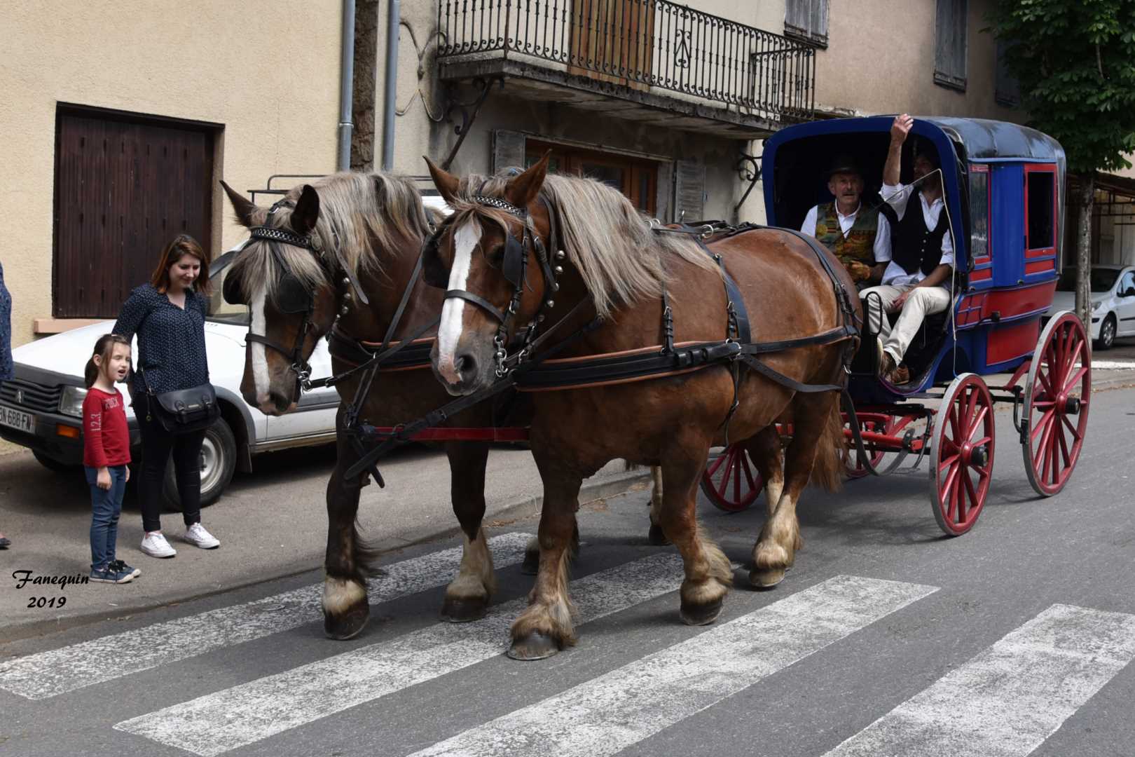 Défilé de calèches de 1900 à Villeneuve d'Aveyron - 