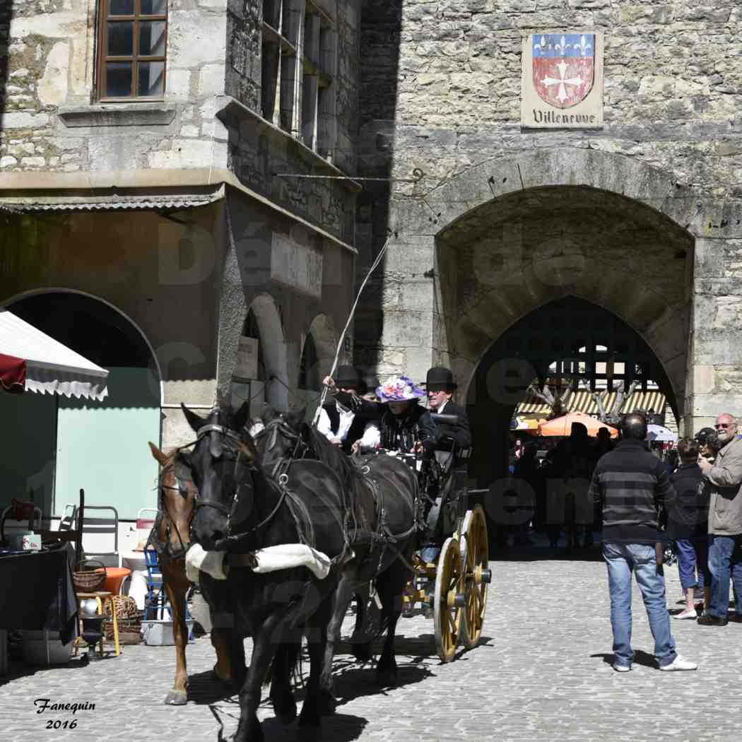 Défilé de calèches de 1900 dans les rues de Villeneuve d'Aveyron le 15 mai 2016 - Attelage en arbalète de 3 chevaux - calèche 4 roues - 7