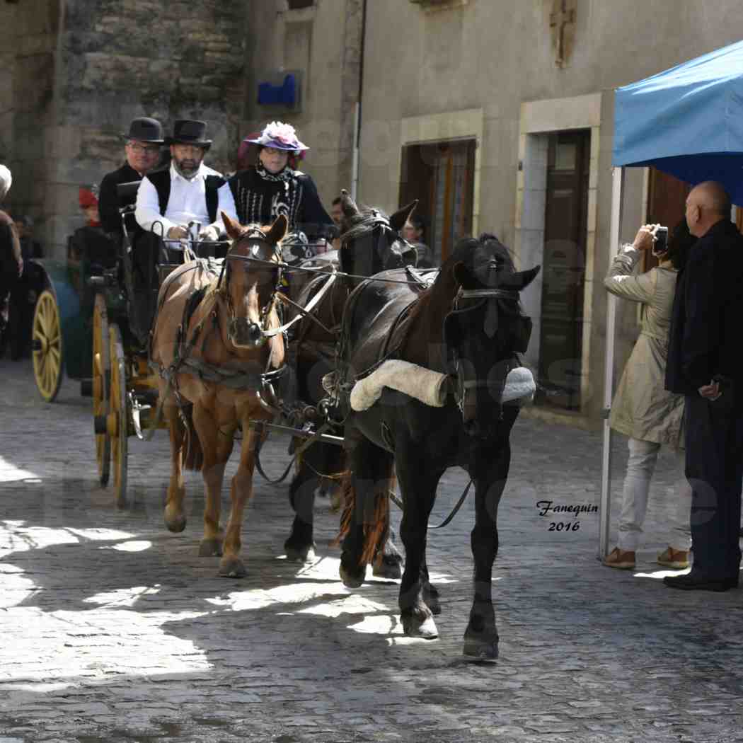 Défilé de calèches de 1900 dans les rues de Villeneuve d'Aveyron le 15 mai 2016 - Attelage en arbalète de 3 chevaux - calèche 4 roues - 1