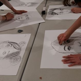 atelier adolescent adulte étude portrait au fusain