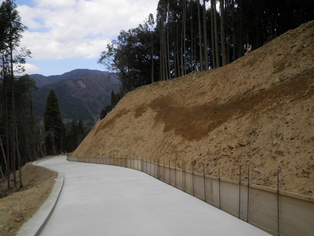 平成26年度　防災地す第2-2号　鹿野遊地区　工事用道路法面工事