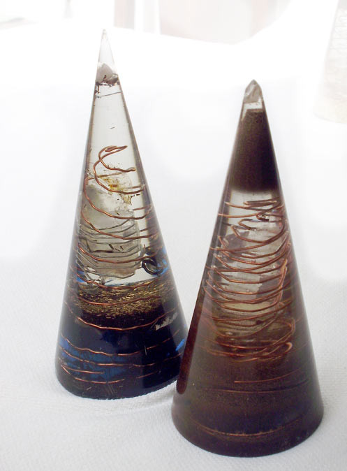 conitos orgónicos 5,5 x 5,5 x 12 cm. 1 cristal de cuarzo, espirales de latón, aluminio, cobre